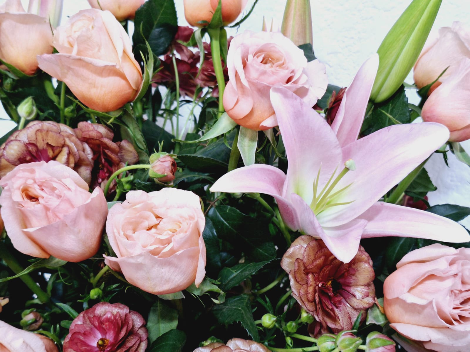 Arreglo floral de rosas, acapulco, ranúnculos mariposa Alessia - Imagen 3