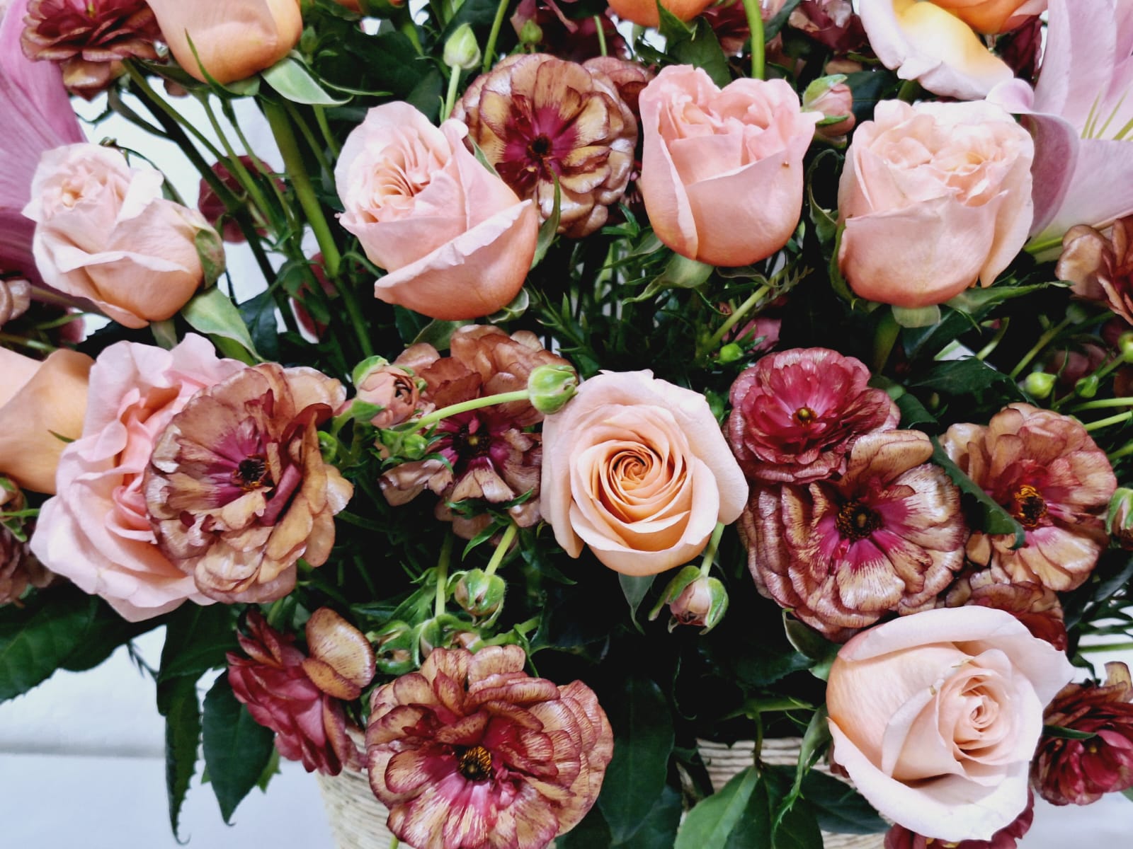 Arreglo floral de rosas, acapulco, ranúnculos mariposa Alessia - Imagen 2