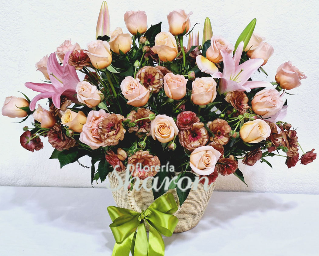 Arreglo floral de rosas, acapulco, ranúnculos mariposa Alessia