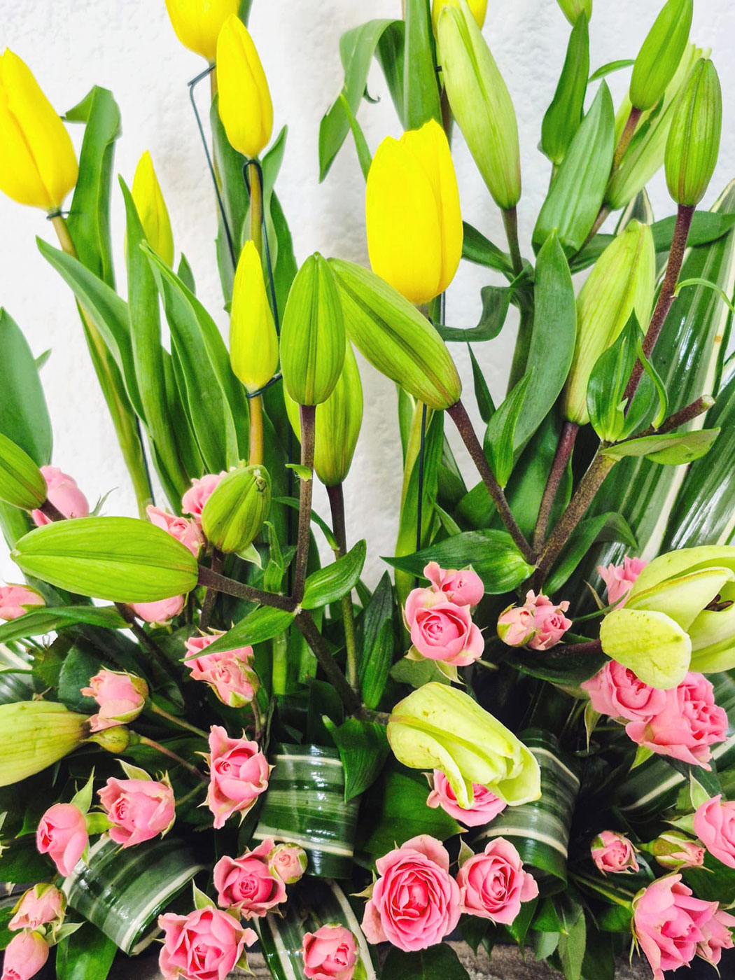 Arreglo floral de tulipanes, lilis y mini rosas Florida - Imagen 2