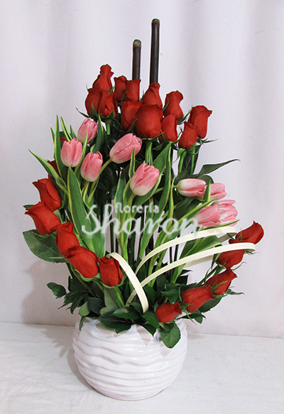 Arreglo Floral de Rosas Tulipanes Gabrielle – Florería Sharon | Arreglos  Florales | Canasta Frutal | Envío de Flores | Arreglos condolencias |