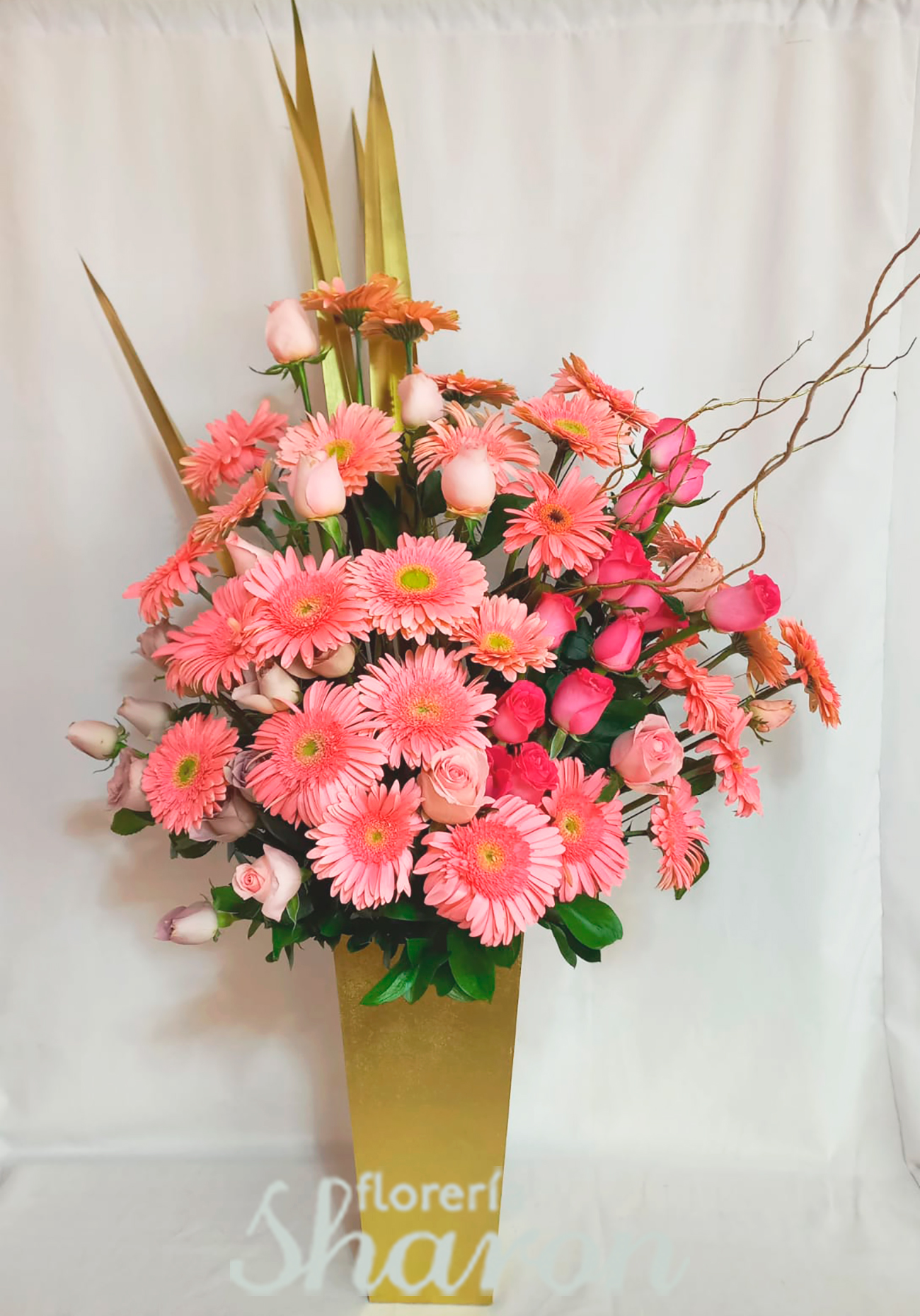 Arreglo floral de rosas y gerberas Sophie Pink – Florería Sharon | Arreglos  Florales | Canasta Frutal | Envío de Flores | Arreglos condolencias |