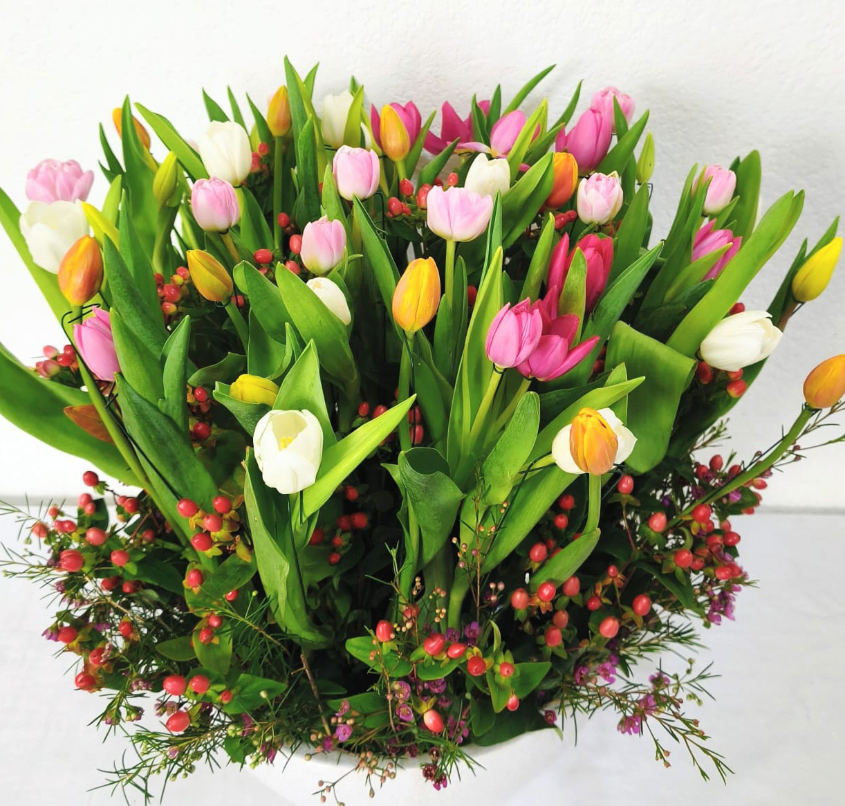 Arreglo floral de 50 Tulipanes Lía - Imagen 2