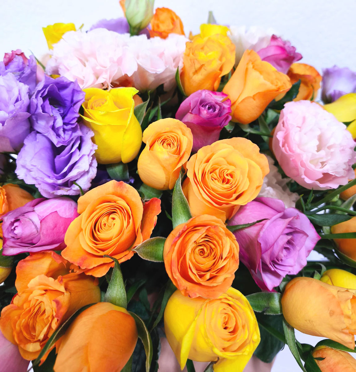 Arreglo floral lisianthus y 100 rosas Charlotte - Imagen 2