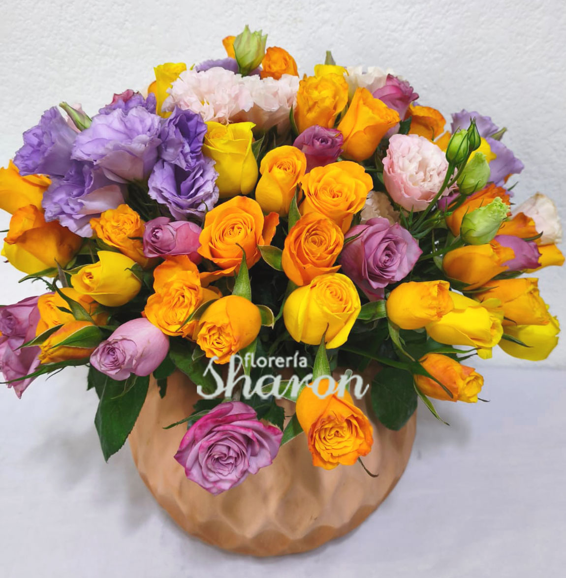 Arreglo floral lisianthus y 100 rosas Charlotte